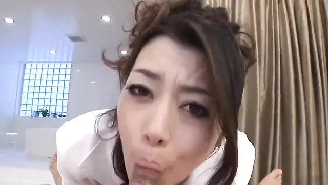 Японка страстно засосала член